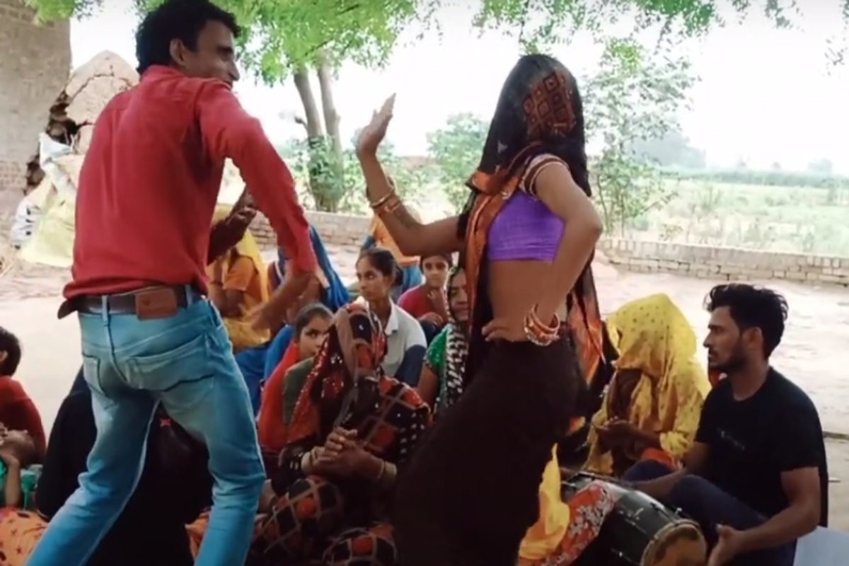 Bhabhi Sexy Video: नई-नवेली भाभी ने पति को छोड़ देवर के साथ किया कमरतोड़ डांस, देखें वीडियो