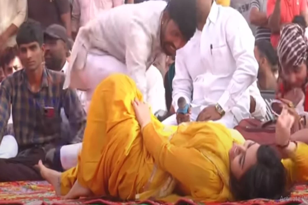 Haryanvi Sexy Dance: RC Upadhyay did such a sexy dance lying down, it started raining notes