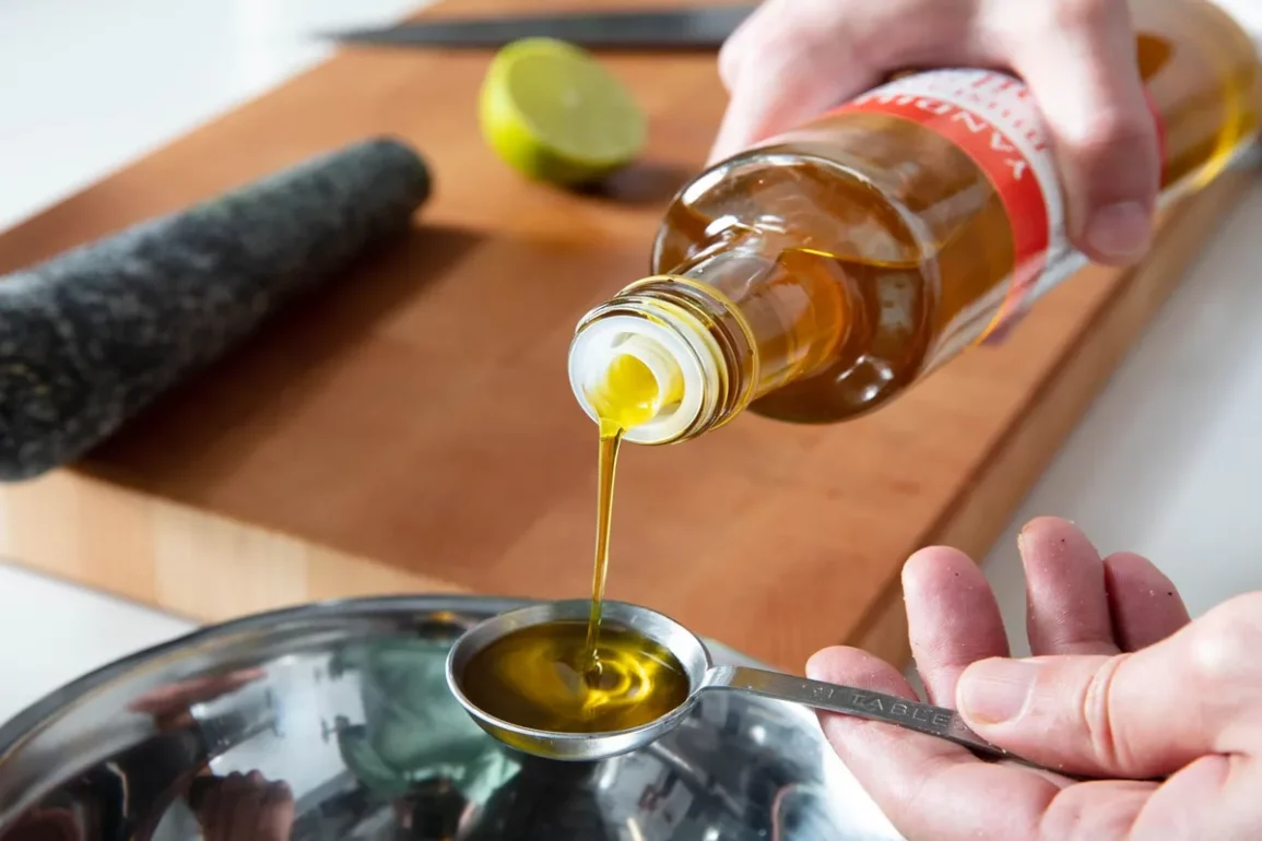 Mustard Oil Price: खाद्य तेल की कीमतों में आई बड़ी गिरावट, जानिए क्या है ताजा रेट