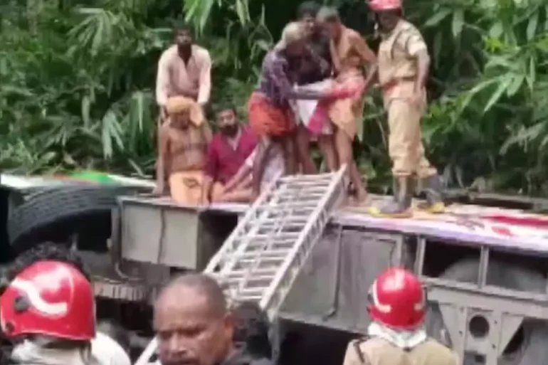 Road Accident: तमिलनाडु से सबरीमाला जा रही बस खाई में गिरी, 62 श्रद्धालु घायल Road Accident: तमिलनाडु से सबरीमाला जा रही बस खाई में गिरी, 62 श्रद्धालु घायल