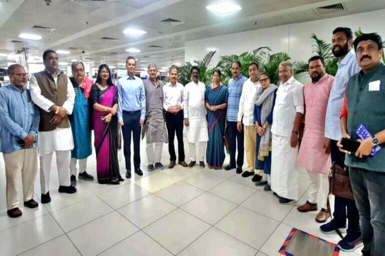 Manipur Violence: मणिपुर पहुंचे ‘INDIA’ गठबंधन के 21 सांसद, हिंसा प्रभावित इलाकों का दौरा कर जमीनी स्थिति का लेंगे जायजा Manipur Violence: मणिपुर पहुंचे ‘INDIA’ गठबंधन के 21 सांसद, हिंसा प्रभावित इलाकों का दौरा कर जमीनी स्थिति का लेंगे जायजा