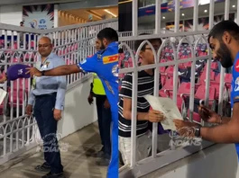 Jasprit Bumrah अपने फैन के साथ