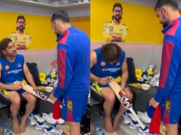 ऑटोग्राफ देते हुए MS Dhoni