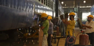 Railway Recruitment 2025: रेलवे में 10वीं-आईटीआई वालों के लिए सरकारी नौकरी का गोल्डन चांस! फौरन करें अप्लाई Railway Recruitment 2025 (प्रतीकात्मक तस्वीर)