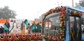 Rekha Gupta: गंभीर प्रदूषण के बीच दिल्ली की मुख्यमंत्री का बड़ा कदम, 100 ईवी बसों को दिखाई हरी झंडी, कर दिया बड़ा ऐलान; समझे इसके मायने Rekha Gupta