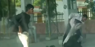 Ujjain Viral Video: रेलवे पुलिसकर्मी पावर में हुआ अंधा, दिव्यांग लड़के के पैरों को मोड़कर जमकर बरसाई लातें, जानें फिर क्या हुआ? Ujjain Viral Video